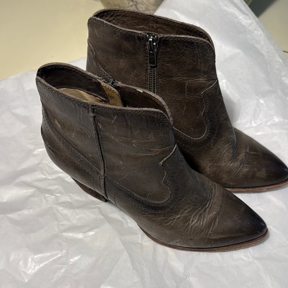 Frye women’s Distress Renee